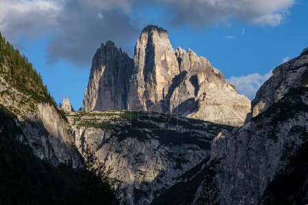 Téléchargez les photos : Fantastique vue panoramique sur les montagnes de Tre Cime de Lavaredo avec ciel bleu et de beaux nuages au Tyrol du Sud, Italie - en image libre de droit