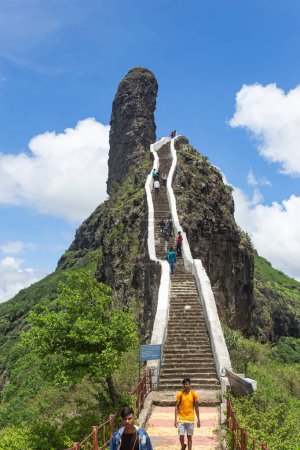 Téléchargez les photos : Un plan vertical de l'escalier sur la colline de Mangi Tungi, Inde - en image libre de droit