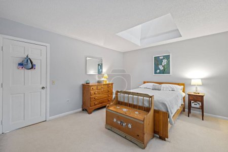 Foto de El interior de un acogedor dormitorio con una cama doble - Imagen libre de derechos