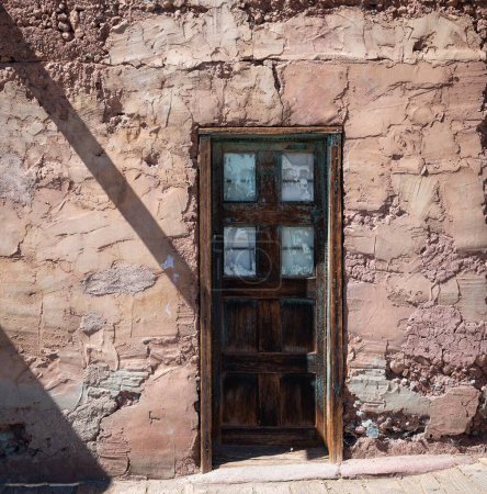 Foto de Vieja puerta de madera de una casa del lejano oeste, construcción de barro - Imagen libre de derechos