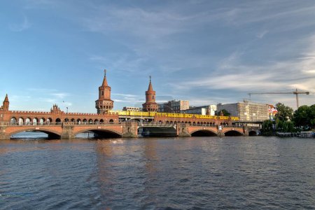 Foto de El puente Oberbaumbrucke en Berlín sobre el río Spree durante el día - Imagen libre de derechos