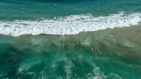 Foto de Un surfista frente a enormes olas en la playa de Río de Janeiro, Brasil - Imagen libre de derechos