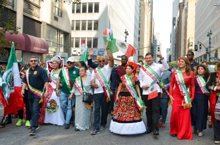 Téléchargez les photos : Un groupe de gens heureux avec des drapeaux au défilé de la fête de l'indépendance du Mexique - en image libre de droit