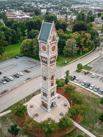 Foto de Una toma aérea vertical de la Torre del Reloj frente a un estacionamiento en Worcester, MA - Imagen libre de derechos