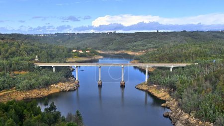 Téléchargez les photos : Un pont panoramique sur un lac à Tabua, Portugal - en image libre de droit