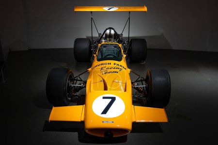 Foto de Detalle del clásico coche de carreras amarillo Fórmula 5000 y Fórmula A 1969 McLaren M10A - Imagen libre de derechos