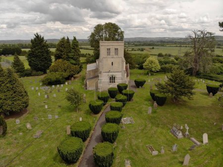 Foto de A high-angle of St Giles C of E Church on a gloomy day, Cheddington, England - Imagen libre de derechos