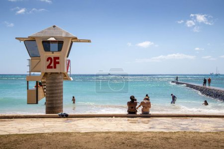 Foto de Torre de salvavidas 2F mira sobre una parte de la playa de Waikiki, un destino turístico popular en Honolulu, Hawaii. - Imagen libre de derechos