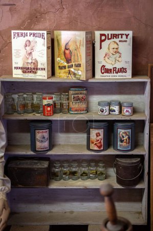 Téléchargez les photos : Détail d'une ancienne étagère de garde-manger de cuisine avec produits emballés, céréales et épices. - en image libre de droit