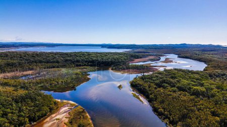 Téléchargez les photos : Une vue aérienne du lac Cathie avec un ciel bleu en arrière-plan, Australie - en image libre de droit