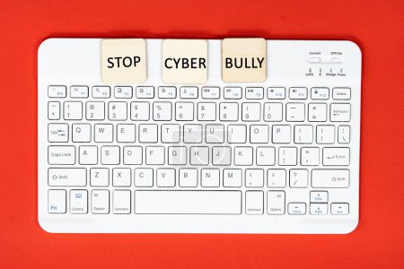 Foto de Un diseño de un teclado y baldosas de madera con textos "STOP CYBER BULLY" - Imagen libre de derechos