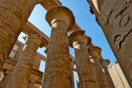 Foto de Una toma de ángulo bajo del hito histórico de Hypostyle Hall en Luxor, Egipto - Imagen libre de derechos