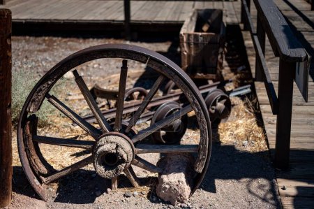 Téléchargez les photos : Ancienne roue de chariot décorant l'entrée de la maison de l'ouest sauvage - en image libre de droit
