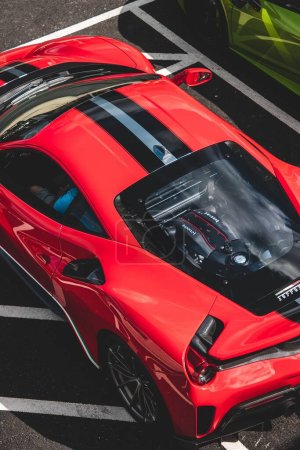 Foto de Una vertical de un Ferrari rojo con rayas negras capturadas desde una vista superior en un coche se reúnen en Derbyshire - Imagen libre de derechos