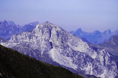 Foto de Una hermosa vista de los picos nevados de una montaña - Imagen libre de derechos