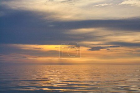 Foto de Un brillante cielo dorado al atardecer sobre el mar en Pulau Tiga, Borneo, Sabah, Malasia - Imagen libre de derechos