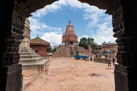 Téléchargez les photos : Une entrée voûtée de la place Bhaktapur Durbar - en image libre de droit