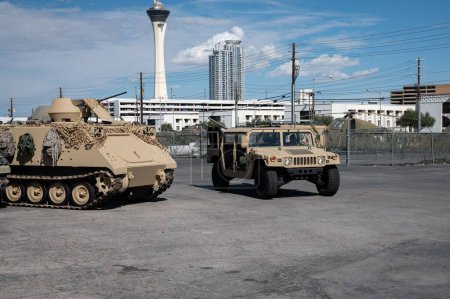 Téléchargez les photos : Un Humvee passant sur le côté d'un véhicule militaire blindé FMC A113 - en image libre de droit