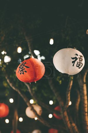 Téléchargez les photos : Les lanternes décoratives dans Little Tokyo la nuit - en image libre de droit
