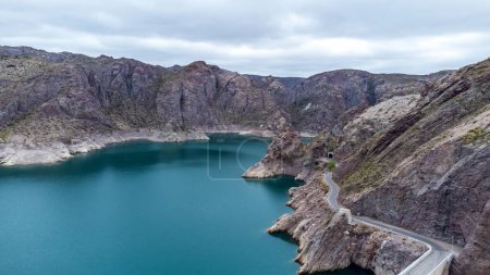 Téléchargez les photos : Paysage d'un barrage sur l'Embalse Valle Grande en Argentine avec des montagnes rocheuses à l'eau turquoise - en image libre de droit
