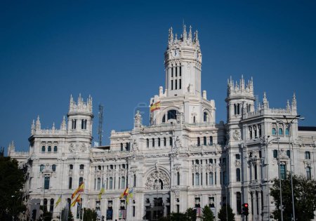 Téléchargez les photos : Une vue panoramique du Palais Cybèle au cœur de Madrid sous le ciel bleu - en image libre de droit