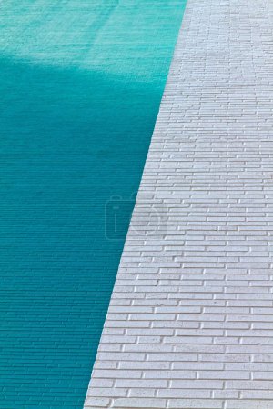 Foto de Una toma vertical de los ladrillos molidos mitad azul y mitad blanco - Imagen libre de derechos
