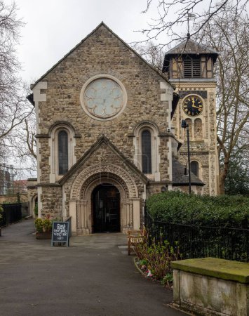 Téléchargez les photos : Un plan vertical de la vieille église St Pancras juste derrière la gare - en image libre de droit