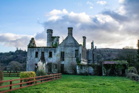 Foto de Una vista panorámica del castillo Artdully situado en el condado de Kenmare en Irlanda - Imagen libre de derechos