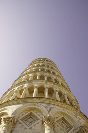 Foto de Un plano vertical de ángulo bajo de la Torre Inclinada de Pisa en Italia en un día soleado - Imagen libre de derechos