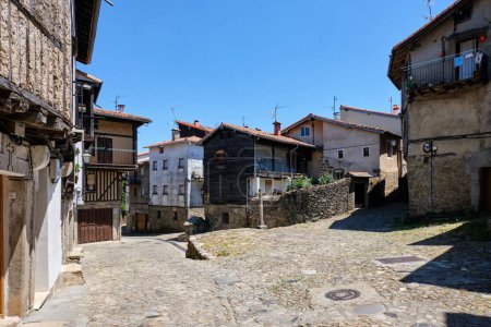 Foto de Un plano vertical de calles empedradas estrechas y edificios antiguos de La Alberca, un pequeño pueblo en España - Imagen libre de derechos