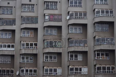 Téléchargez les photos : Extérieur d'un immeuble résidentiel, avec fenêtres répétées indiscernables du grand complexe d'appartements - en image libre de droit