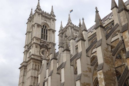 Téléchargez les photos : Une belle vue sur l'abbaye de Westminster à Londres, Royaume-Uni sous un ciel nuageux - en image libre de droit