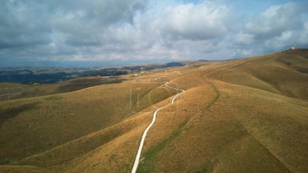 Foto de Una vista aérea de senderos en las colinas rurales del Parque Natural Regional de Lessinia, Véneto, Italia - Imagen libre de derechos
