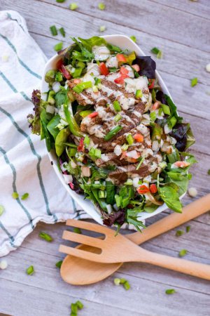 Téléchargez les photos : Un angle élevé d'une salade de steak dans un bol - en image libre de droit