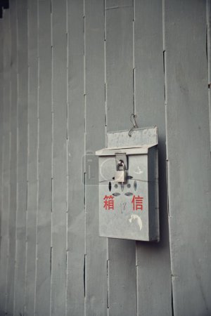 Téléchargez les photos : Plan vertical d'une vieille boîte aux lettres chinoise sur fond gris - en image libre de droit