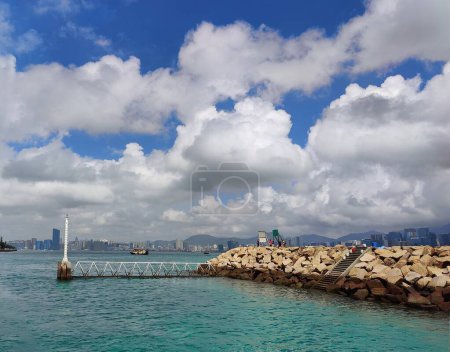 Foto de Una hermosa vista del mar en Hong Kong en un día soleado - Imagen libre de derechos