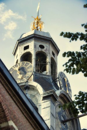 Téléchargez les photos : Un plan vertical de l'église de Marekerk avec un ciel bleu en arrière-plan aux Pays-Bas - en image libre de droit