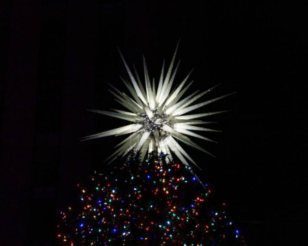 Foto de Una toma de ángulo bajo del árbol de Navidad del Rockefeller Center - Imagen libre de derechos