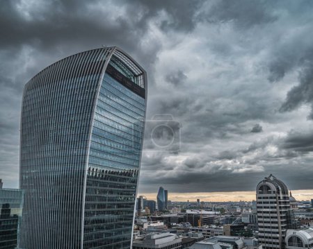 Foto de Una hermosa vista del Edificio Fenchurch (The Walkie-Talkie) en el cielo nublado gris - Imagen libre de derechos