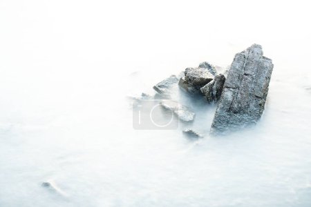 Téléchargez les photos : Un gros plan de pierre dans la neige - en image libre de droit