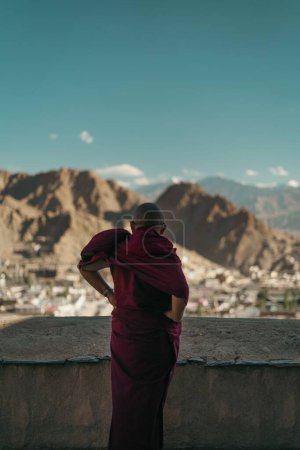 Téléchargez les photos : Un moine regardant les collines dans leh lahdakh - en image libre de droit