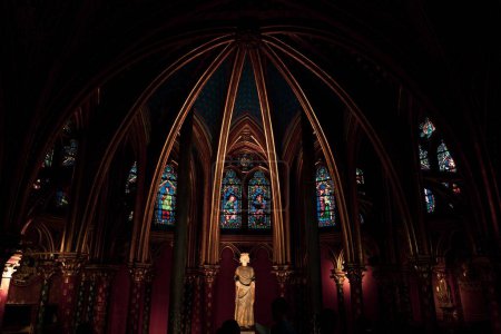 Téléchargez les photos : La chapelle inférieure, avec une statue de Louis IX. Sainte-Chapelle, Paris, France. - en image libre de droit