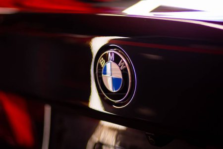 Téléchargez les photos : Gros plan du logo d'une BMW 5G noire sur le coffre de la voiture - en image libre de droit
