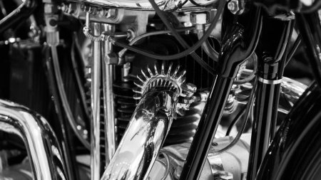 Téléchargez les photos : Un plan en niveaux de gris d'un moteur de moto - en image libre de droit