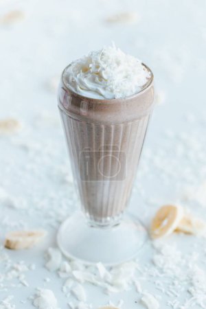 Téléchargez les photos : Plan vertical d'un milk-shake au chocolat sur fond blanc - en image libre de droit