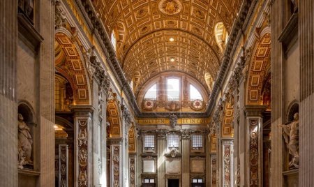 Foto de El interior de la Basílica de San Pedro con un techo de oro abovedado y esculturas - Imagen libre de derechos