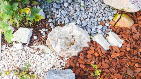 Foto de Un primer plano de vista superior de diferentes tipos de piedras de colores, un suelo rocoso - Imagen libre de derechos