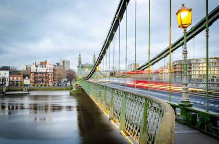 Téléchargez les photos : Vue aérienne du pont Hammersmith sur le lac de Londres - en image libre de droit