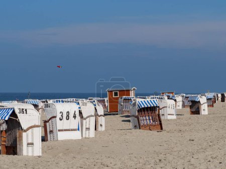 Foto de La isla de Spiekeroog en el mar del norte alemán con su playa de arena en un día soleado - Imagen libre de derechos