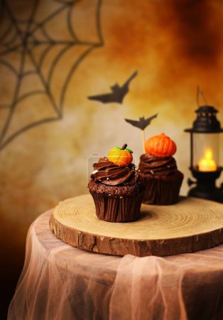 Téléchargez les photos : Un plan vertical de cupcakes au chocolat à la citrouille pour Halloween. - en image libre de droit